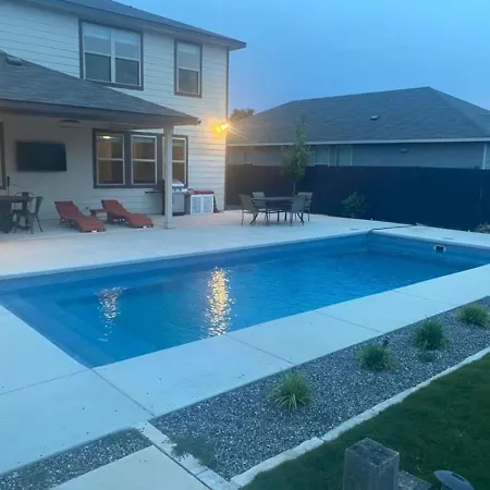 Lxry 4 Bedroom Bckyd, Pool, Hot Tub Near Attrctns